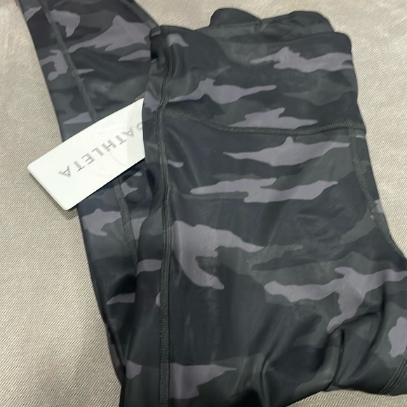 Athleta ultimate camo tight - size small nwt - Picture 1 of 4